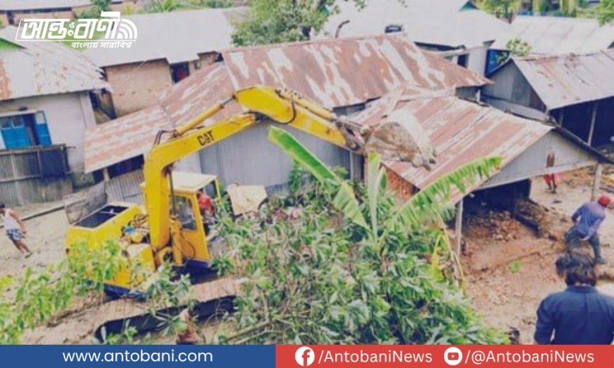 গোমতী নদীর বেড়িবাঁধে অবৈধ স্থাপনা উচ্ছেদ