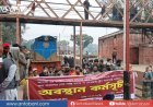 লালমনিরহাটে বিশেষ ট্রেনের দাবিতে রেলপথ অবরোধ, ট্রেন চলাচল বন্ধ