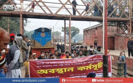 লালমনিরহাটে বিশেষ ট্রেনের দাবিতে রেলপথ অবরোধ, ট্রেন চলাচল বন্ধ