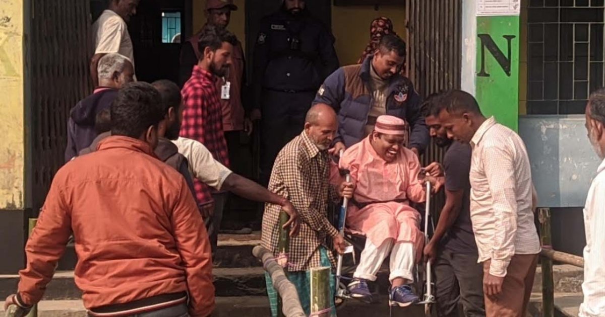 শারীরিক অক্ষমতা তুচ্ছ করে জীবনের প্রথম ভোট দিলেন মারুফ: হুইলচেয়ারে কেন্দ্রে আনলেন মা