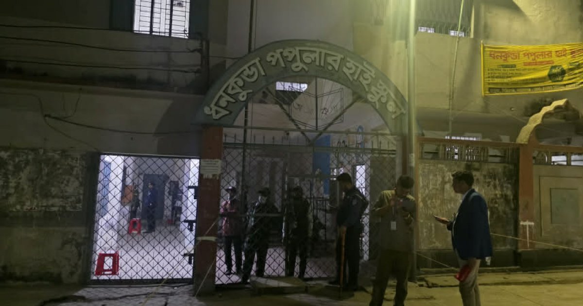 ভোটকেন্দ্রে নাটকীয়তা: জামায়াত নেতা সন্দেহে প্রিসাইডিং অফিসারকে আটক করে রাখলো বিএনপি কর্মীরা, পরে উদ্ধার