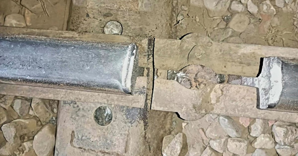 গফরগাঁওয়ে রেললাইন ভাঙন: ঢাকা-ময়মনসিংহ রুটে ট্রেন চলাচল বন্ধ ⚠️