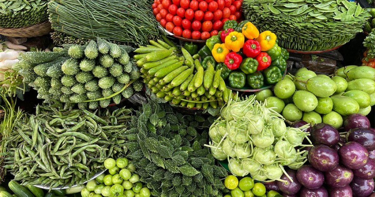 নির্বাচনের বাজারে সবজি: দাম কমতির পথে, হাসি ক্রেতাদের মুখে!