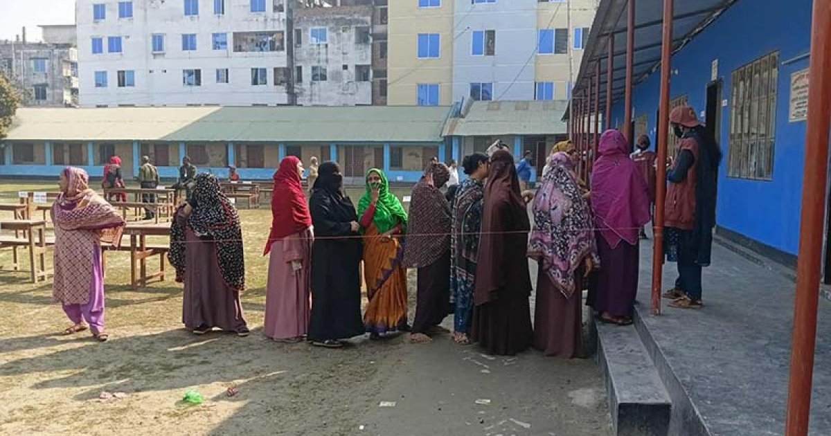 খুলনা-২ আসনে উৎসবমুখর পরিবেশে ভোটগ্রহণ: প্রথম ২ ঘণ্টায় ১৫.৬০% ভোট, প্রার্থীরা আশাবাদী