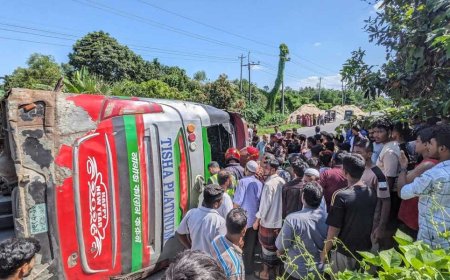 চৌদ্দগ্রামে অটোরিকশাকে বাঁচাতে গিয়ে বাস উল্টে আহত ৩০, আশঙ্কাজনক ১