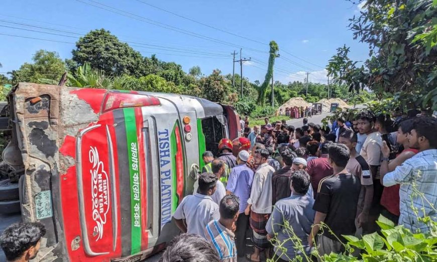 চৌদ্দগ্রামে অটোরিকশাকে বাঁচাতে গিয়ে বাস উল্টে আহত ৩০, আশঙ্কাজনক ১